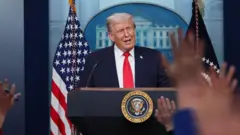 ホワイトハウス記者室で会見するトランプ米大統領