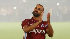 Mohamed Salah sahada alkış tutarken