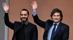 Nayib Bukele com Javier Milei nas varandas da Casa Rosada em Buenos Aires.