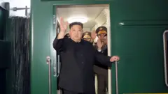 러시아행 열차에서 인사하는 김정은 북한 국무위원장