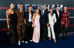(De izquierda a derecha) Mia Regan, Romeo Beckham, Cruz Beckham, Harper Beckham, David Beckham, Victoria Beckham, Brooklyn Beckham y Nicola Peltz asisten al estreno británico de la película "Beckham" de Netflix en The Curzon Mayfair el 3 de octubre de 2023 en Londres, Inglaterra.