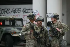 Miembros de la Guardia Nacional de California vigilan fuera del Edificio Federal Edward R. Roybal en la mañana del 10 de junio de 2025, tras otro día de protestas en respuesta a las operaciones federales de inmigración en Los Ángeles. (Foto por RONALDO SCHEMIDT / AFP) (Foto por RONALDO SCHEMIDT/AFP a través de Getty Images)