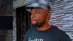 Oloogbe Bamidele Tope Saint tawọn eeyan mọ si Okemesi wọ aṣọ dudu, o si de fila