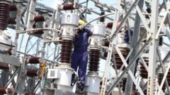 Foto of man wey dey fix power