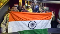 लेबनान में भारत के राजदूत नूर रहमान शेख़ सीरिया में लाए गए भारतीय नागरिकों के साथ. ये तस्वीर 11 दिसंबर की है. 