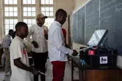 Des agents électoraux de la CENI testent une machine à voter lors d'une formation dans un centre de vote à Lubumbashi, le 19 décembre 2023, à la veille des élections présidentielles et générales en République démocratique du Congo. 