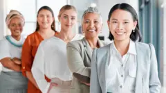 Foto de um grupo de mulheres de profissões diversas.