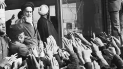 Ruhollah Khomeini saudado pelos fiéis