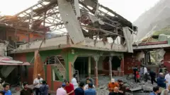 பாகிஸ்தான் நிர்வாகத்தில் உள்ள காஷ்மீரின் தலைநகரான முசாஃபராபாத்தில் இந்திய ஏவுகணைத் தாக்குதலில் ஒரு வழிபாட்டுத் தலம் அழிக்கப்பட்டுள்ளது. சர்வதேச ஊடகங்கள் அதை ஆய்வு செய்ய வந்துள்ளன.