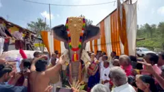 भारतको एक मन्दिरमा 'रोबट हात्ती'को पूजा गरिँदै।