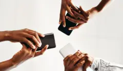 Abantu batandukanye barimo gukoresha telefoni