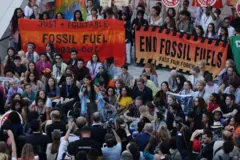 Des activistes climatiques manifestent pour exiger une élimination progressive des combustibles fossiles au douzième jour de la Conférence sur le climat de la CCNUCC COP28, le 12 décembre 2023 à Dubaï, aux Émirats arabes unis. 