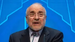 Мохаммад Галибафф в очках у микрофона