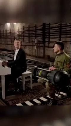 Піаніст Євген Хмара і барабанщик Олександр Селезньов виконують "Києве мій" у метро