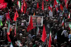 مراسم تشییع علی خامنه ای و عکس ترامپ 