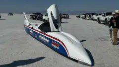 Speed Demon III, um veículo em forma de foguete, sobre a superfície de um salar