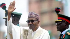 Mohammadu Buhari waves to the crowd during his swearing in ceremony in Abuja, Nigeria Capital, May 29, 2015.