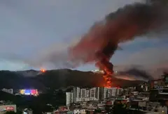 Incendio en Fuerte Tiuna, el mayor complejo militar de Venezuela, visto a distancia tras una serie de explosiones en Caracas el 3 de enero de 2026.