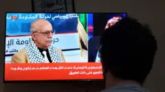 Мужчина смотрит арабский телеканал, на котором изображен Ахмед аль-Рахави.