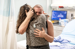 Almog Meir Jan abraça um membro da família após seu resgate de Gaza