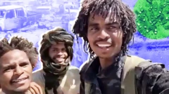 Троє бійців RSF посміхаються в камеру, стоячи перед знищеними автомобілями на місці поблизу Ель-Фашира