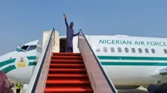Ààrẹ ń juwọ́ látẹnu ọkọ̀ òfurufú