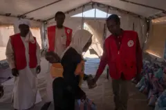 موظفو برنامج الأغذية العالمي والصليب الأحمر