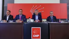 Özgür Özel CHP kürsüsünde yanında üç milletvekili var. 