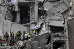 Prédio israelense em ruínas após ataque de míssil