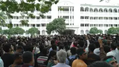 বিচারপতিদের পদত্যাগের দাবিতে সুপ্রিম কোর্টে বিক্ষোভ
