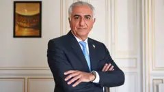 Reza Pahlavi posa para uma foto de braços cruzados