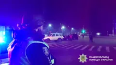 поліцейський дивиться на місце вибуху