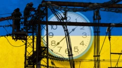 коллаж: енергетики ремонтують ЛЕП на тлі українського прапора та годинника