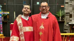 O padre Vidal Rivas e o diácono Francisco, na igreja de São Mateus de Hyattsville, em Maryland (Estados Unidos)