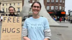 سامي ووډ وايي، روغتیايي ګټو ته په کتو سره یې غواړي خلک غېږنیونې ته وهڅوي.