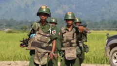 অস্ত্র হাতে আরাকান আর্মির সদস্যরা