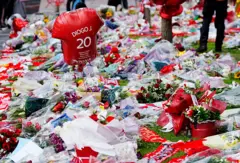 Despliegue floral en Anfield, Liverpool, en homenaje a Diogo Jota