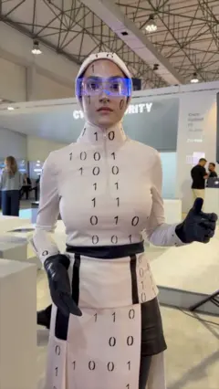 زن با گریم ربات در نمایشگاه فناوری کیش