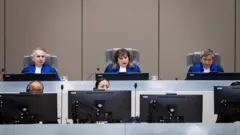 Jueza Ibñañez Carranza junto a otros dos jueces durante la audiencia para leer la decisión de una apelación sobre la libertad provisional del expresidente filipino Rodrigo Duterte