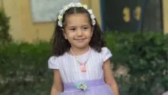 Bé Hind Rajab, 6 tuổi, đang trốn chạy về phía tây thành phố Gaza thì chiếc xe mà cô đang đi trúng đạn