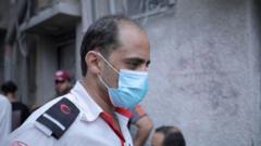 تم استدعاء علاء إلى منزل عمه بعد أن أصيب بغارة إسرائيلية، حيث شارك بجمع أشلاء فتاة قُتلت بالغارة