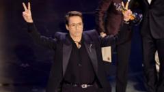 Robert Downey Jr. con el Oscar al mejor actor de reparto