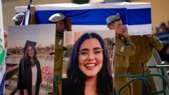 Soldados israelíes cargan el feretro de la soldado Marciano