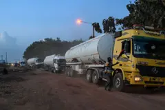 Des camions-citernes maliens roulent à l'entrée de Boundiali, dans le nord de la Côte d'Ivoire, le 30 octobre 2025, en route vers Yamoussoukro et Abidjan pour charger du pétrole. Dans le nord de la Côte d'Ivoire
