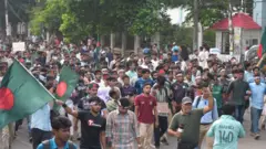 সোমবার ঢাকা বিশ্ববিদ্যালয়ের শিক্ষার্থীরা অবরোধ ও বিক্ষোভ কর্মসূচি পালন করে