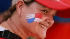 Una aficionada de Panamá muestra una bandera pintada en su mejilla antes de un partido amistoso internacional entre Panamá y México en el Estadio Rommel Fernández el 22 de enero de 2026 en Ciudad de Panamá, Panamá. (Foto de Hector Vivas/Getty Images)