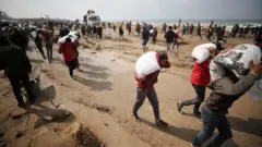 رجال استطاعوا الوصول الى مساعدات في قطاع غزة