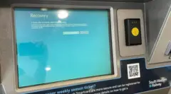 Pantalla en azul en una máquina expendedora de tiquetes en una estación de trenes