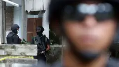 Pengamat menilai penembakan yang menyebabkan meninggalnya anggota Densus 88 Antiteror, Bripka Ignatius, hanya "letupan" namun sesungguhnya terdapat masalah struktural di internal Polri. 