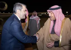 وصول وزير الخارجية السوري أسعد الشيباني إلى الرياض ويستقبله نائب وزير الخارجية السعودي وليد الخريجي 